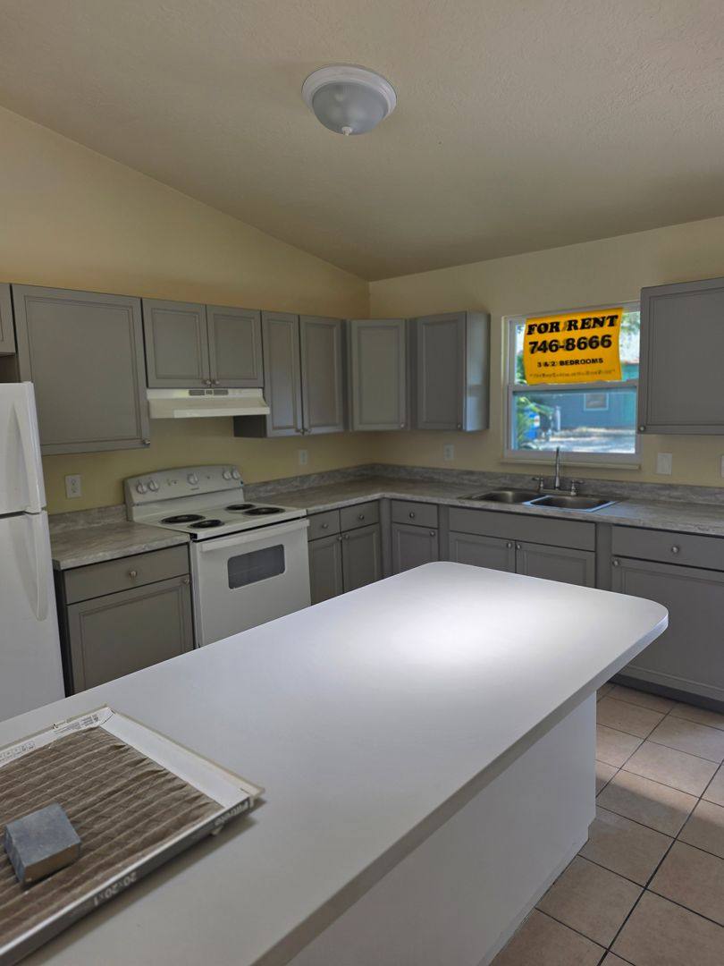 Apartment for rent at 718 26th Ave E, Bradenton, FL 34205
