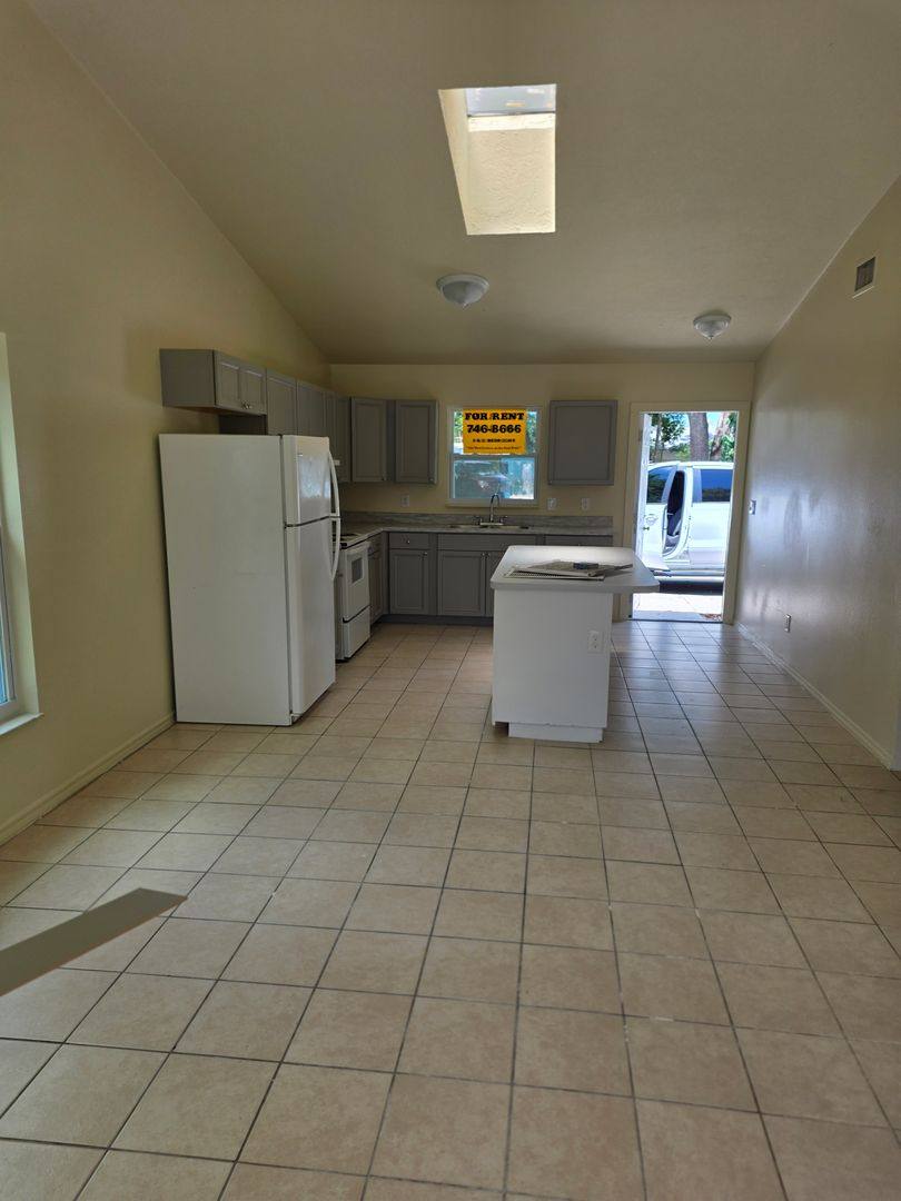 Apartment for rent at 718 26th Ave E, Bradenton, FL 34205