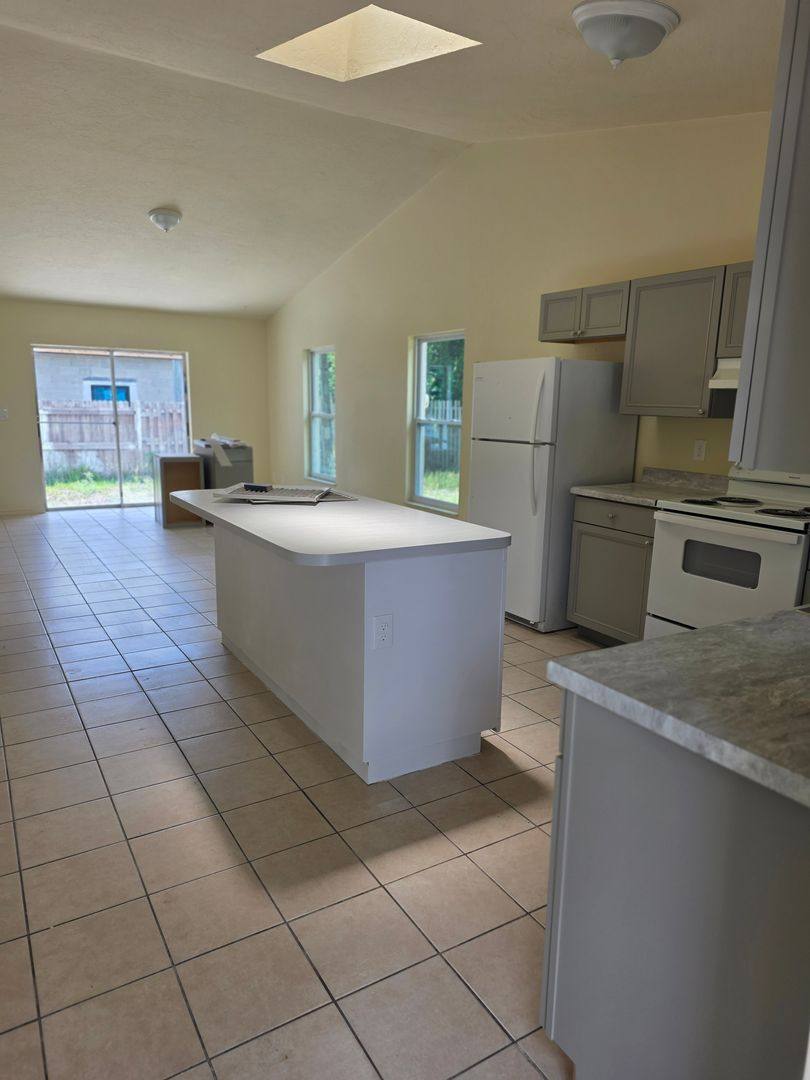 Apartment for rent at 718 26th Ave E, Bradenton, FL 34205