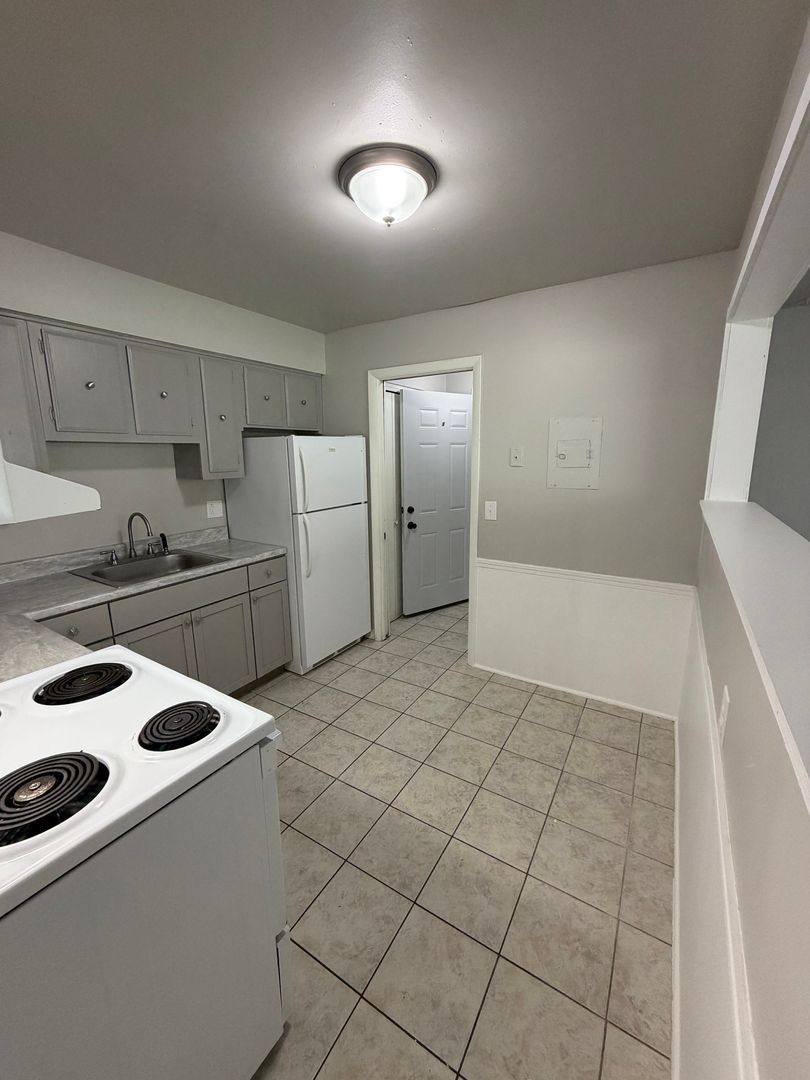 Apartment for rent at 707 E Mount Hope, Lansing, MI 48910