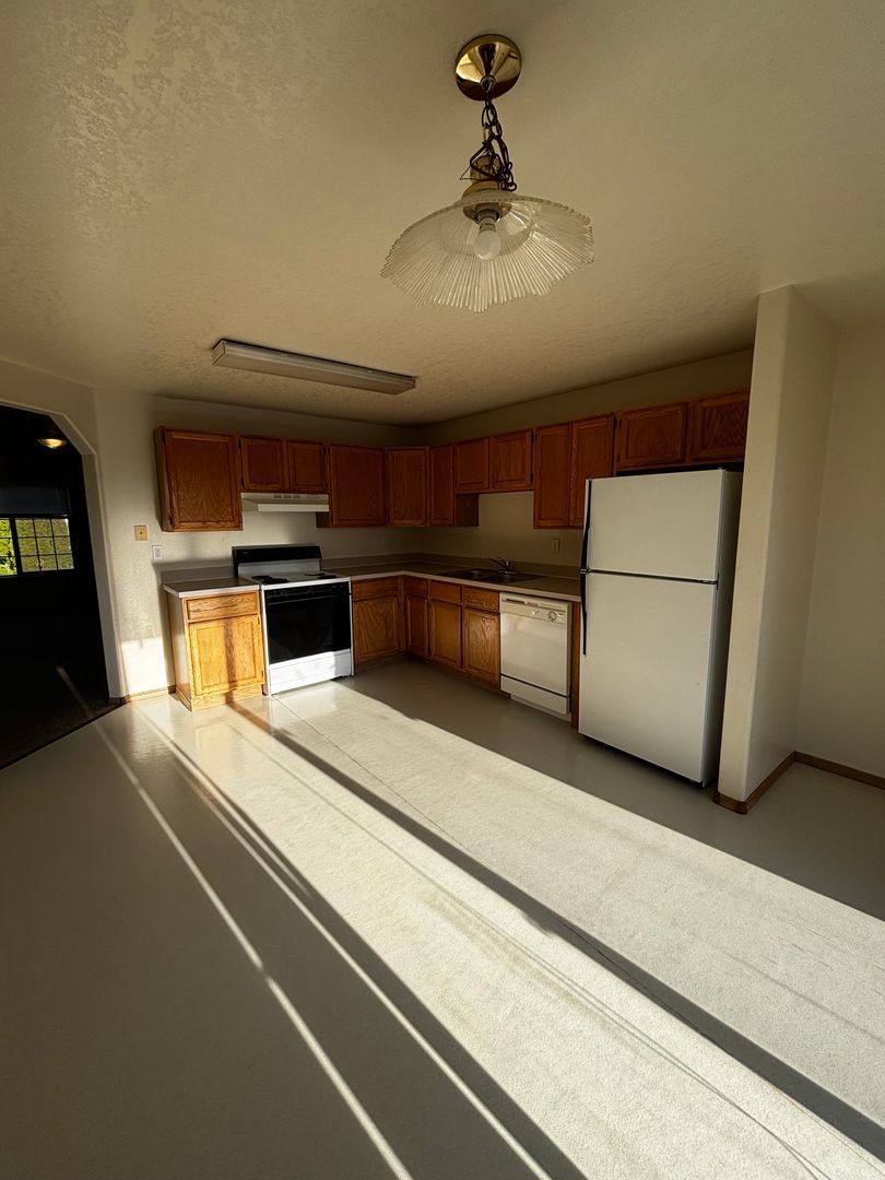 Apartment for rent at 438 NW 17th St, Redmond, OR 97756