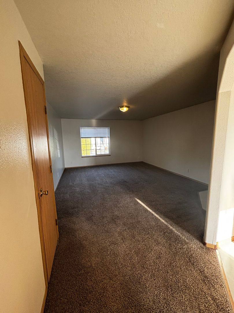 Apartment for rent at 438 NW 17th St, Redmond, OR 97756
