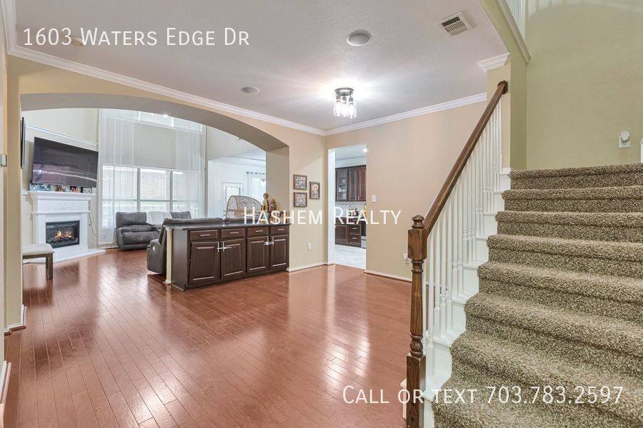 House for rent at 1603 Waters Edge Dr, Red Oak, TX 75154