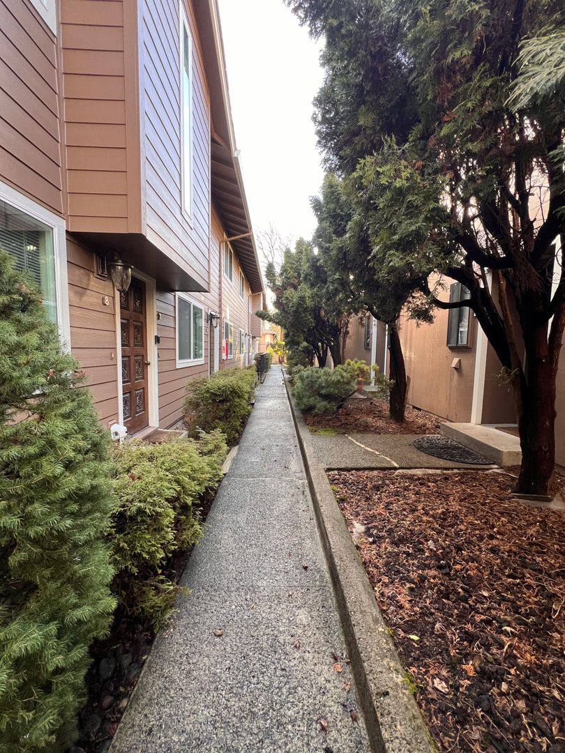 Apartment for rent at 607 R St, Vancouver, WA 98661