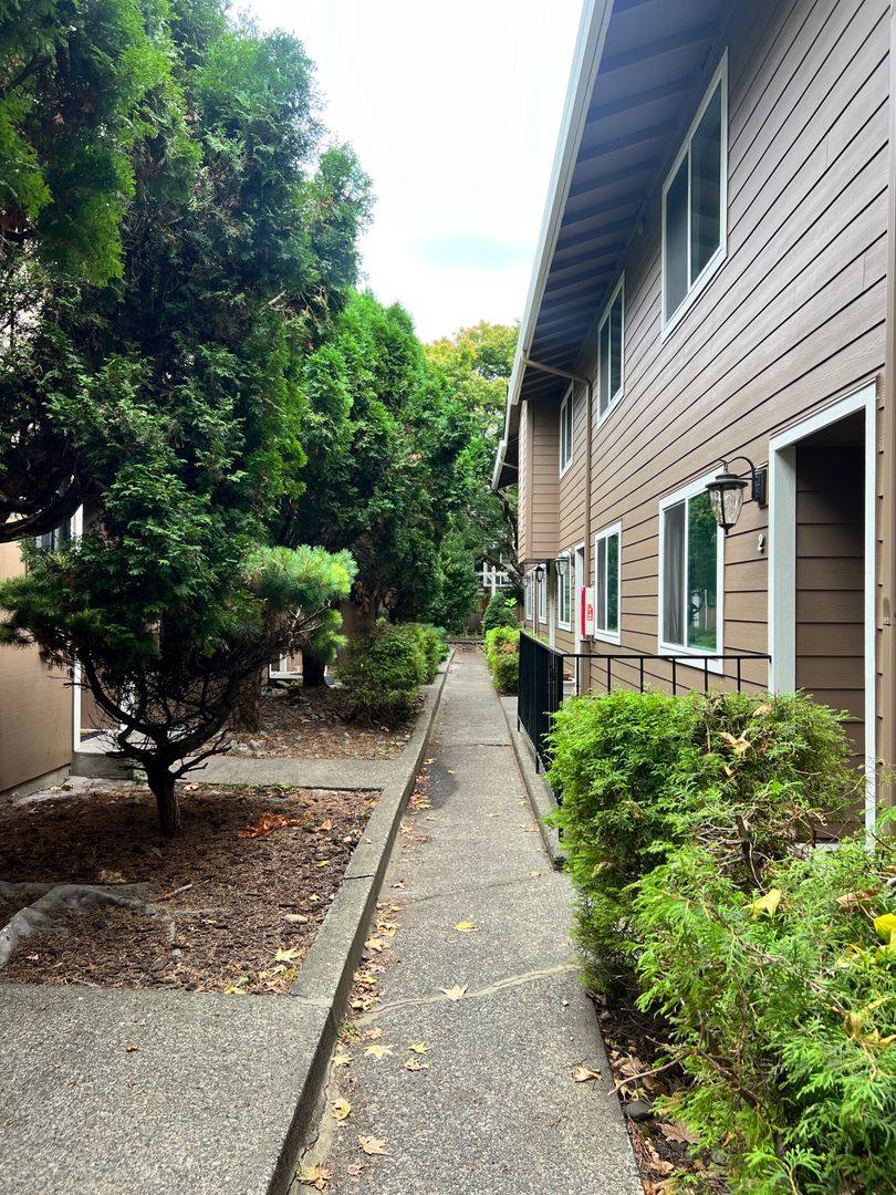 Apartment for rent at 607 R St, Vancouver, WA 98661