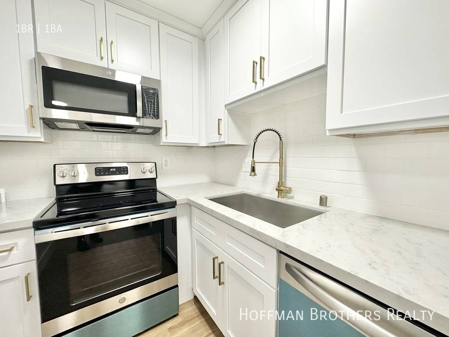 Apartment for rent at 5111 Harold Way #302, Los Angeles, CA 90027