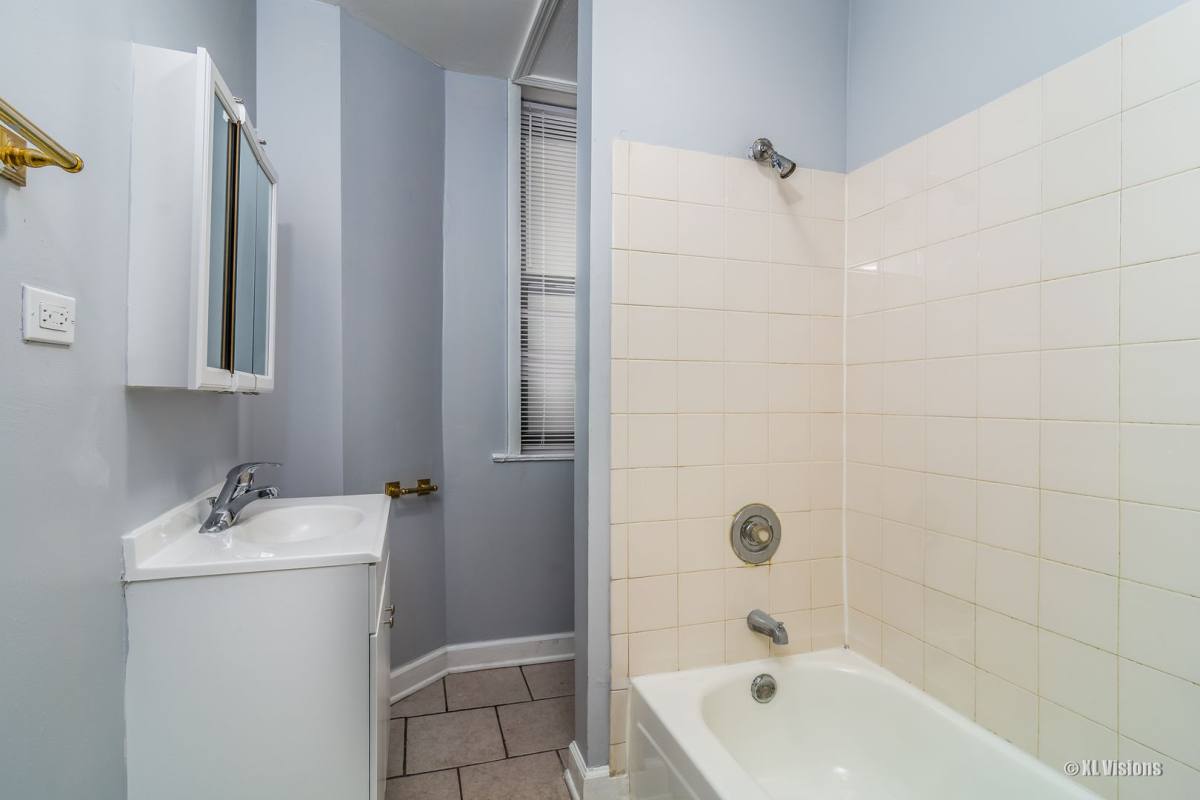 Apartment for rent at 515 E 60th St, Chicago, IL 60637