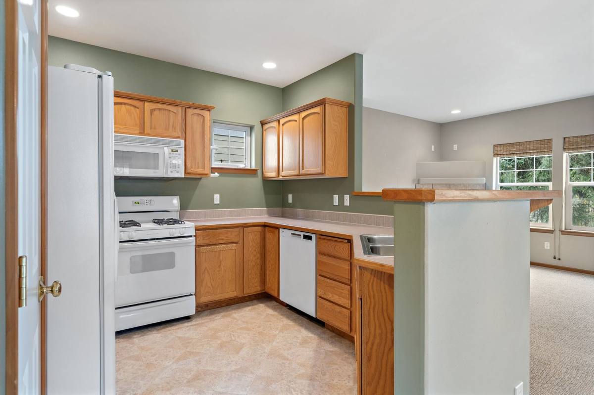 Townhouse for rent at 10618 Kingston Meadow Circle, Kingston, WA 98346