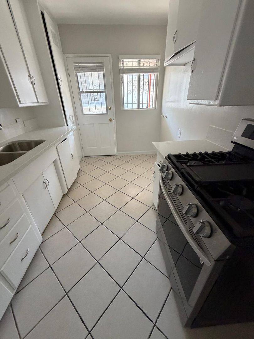 Apartment for rent at 3836 Lockland Dr, Los Angeles, CA 90008