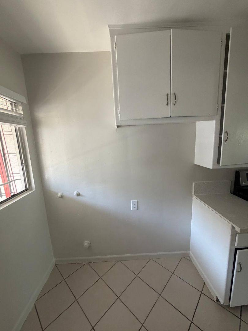 Apartment for rent at 3836 Lockland Dr, Los Angeles, CA 90008
