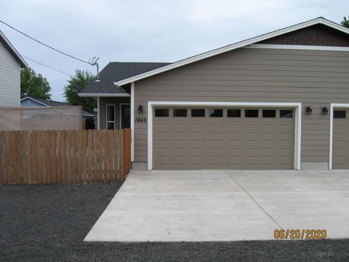 Townhouse for rent at 1845 17th Ave SE, Albany, OR 97322