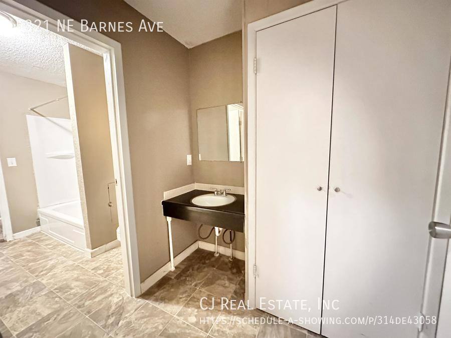 House for rent at 5321 NE Barnes Ave, Kansas City, MO 64119