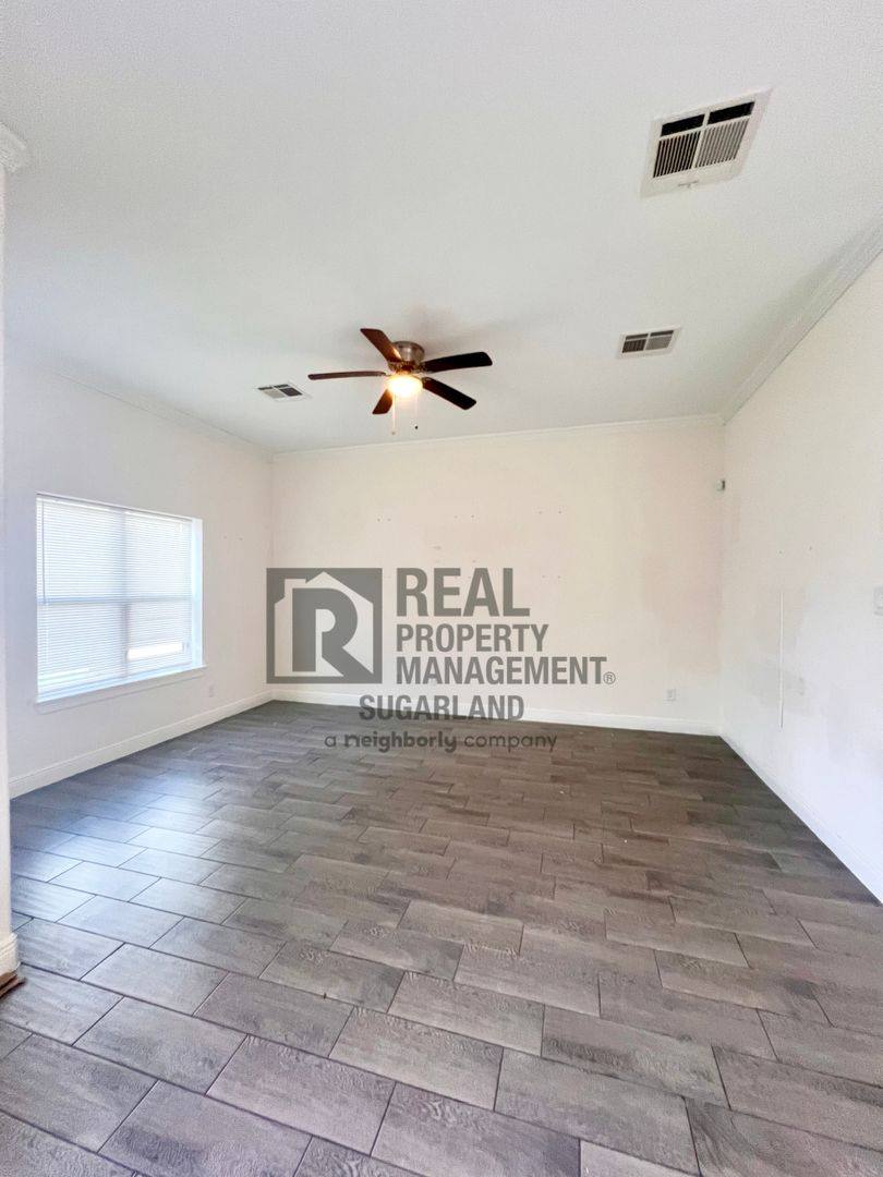 Apartment for rent at 4810 Wilmington St, Houston, TX 77033