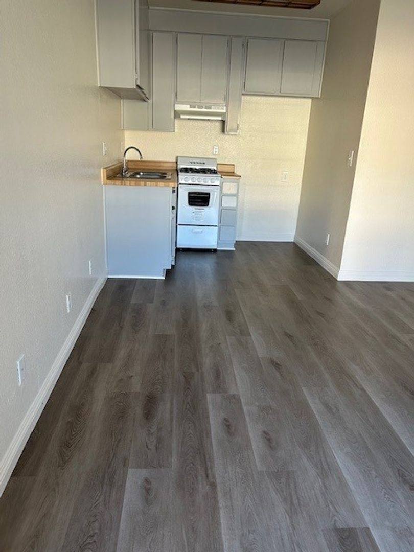 Apartment for rent at 7320 Foothill Blvd, Tujunga, CA 91042