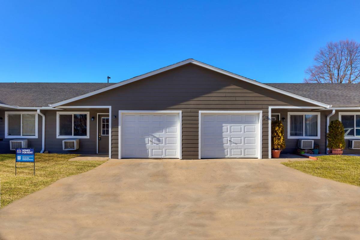 Townhouse for rent at 1660 S 15th Ave W, Newton, IA 50208