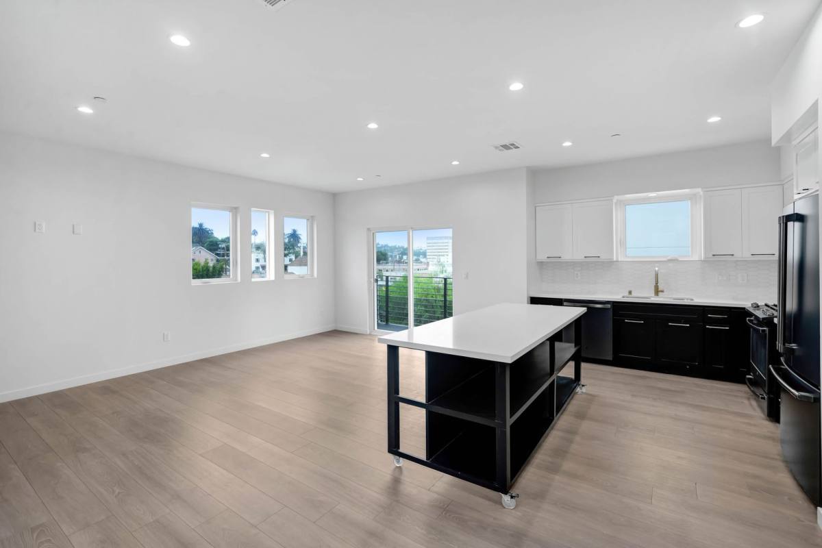 Townhouse for rent at 1015 1 2 Rosemont Ave, Los Angeles, CA 90026