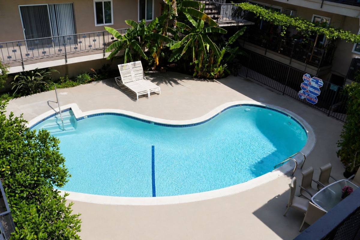 Apartment for rent at 13838 Victory Blvd, Van Nuys, CA 91401