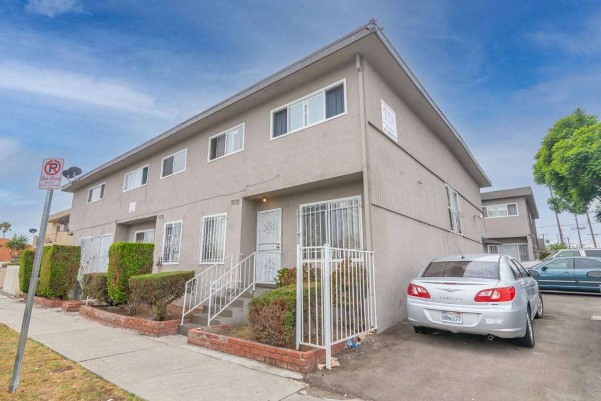 Apartment for rent at 3206-3212 W 60th St, Los Angeles, CA 90043