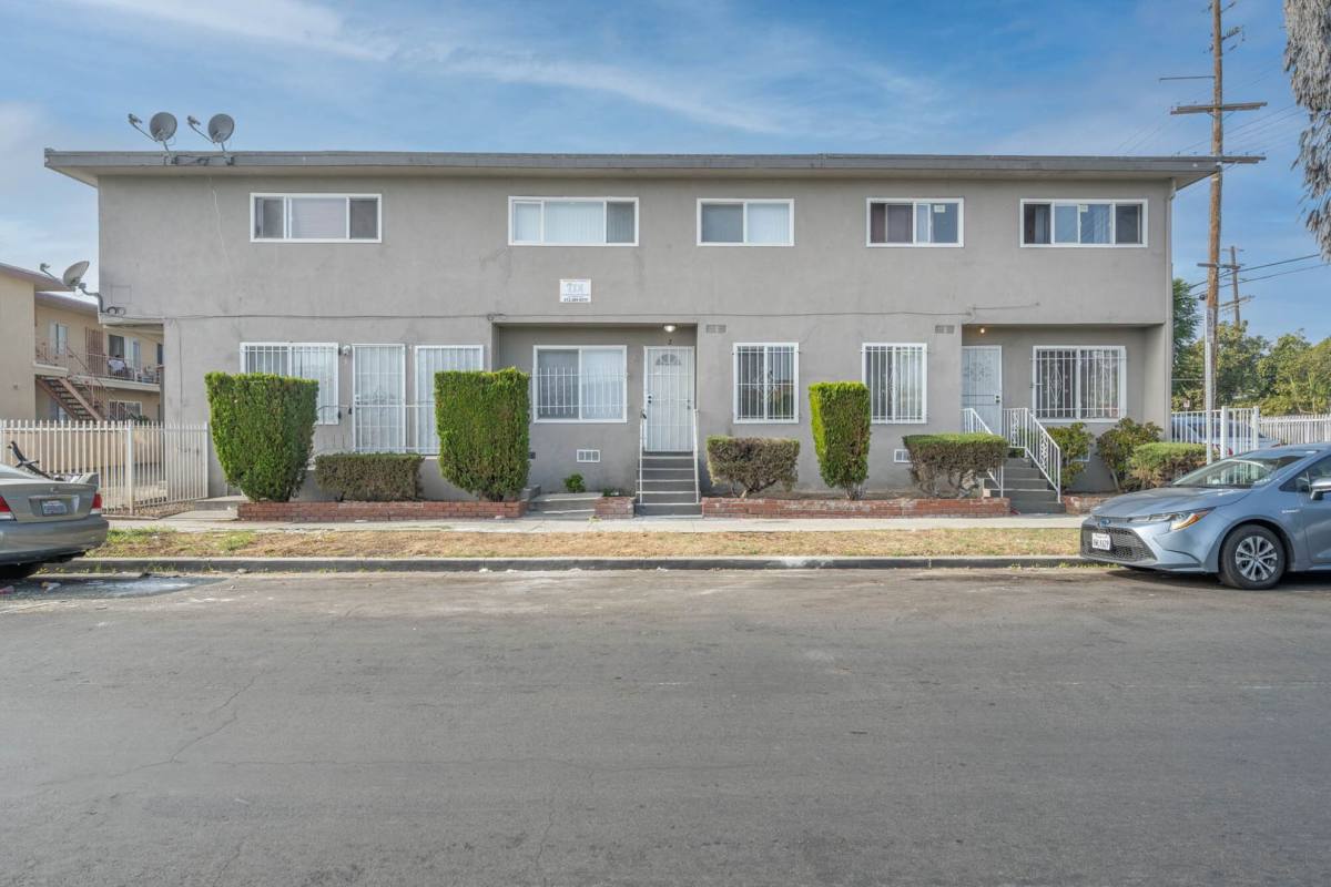 Apartment for rent at 3206-3212 W 60th St, Los Angeles, CA 90043