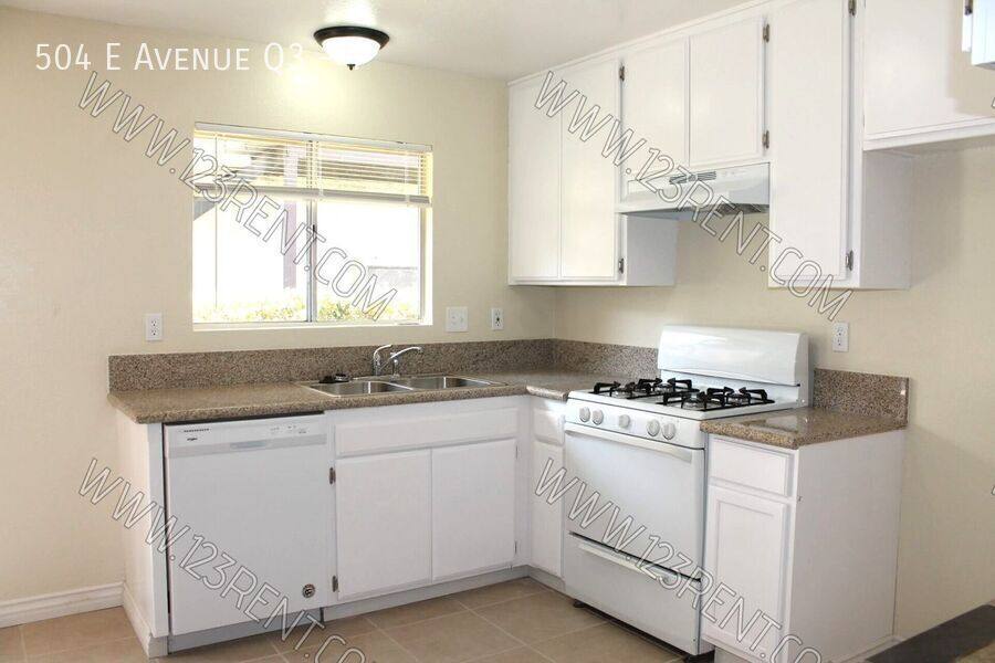 Townhouse for rent at 504 E Ave Q3 #4, Palmdale, CA 93550
