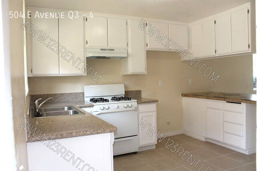 Townhouse for rent at 504 E Ave Q3 #4, Palmdale, CA 93550