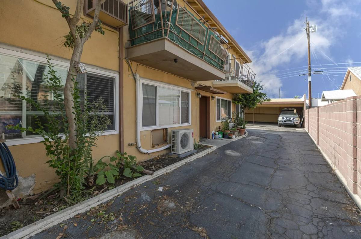 Apartment for rent at 6623 Troost Ave, North Hollywood, CA 91606