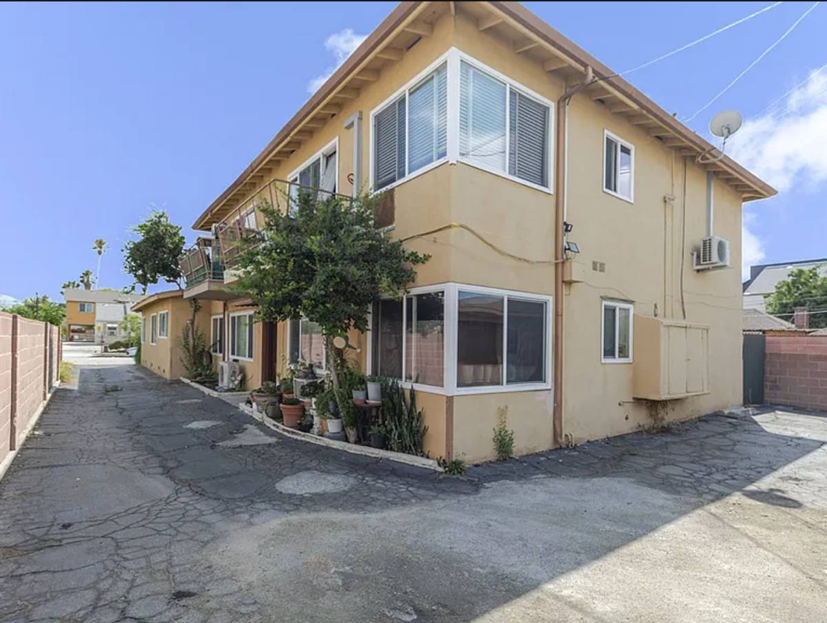 Apartment for rent at 6623 Troost Ave, North Hollywood, CA 91606