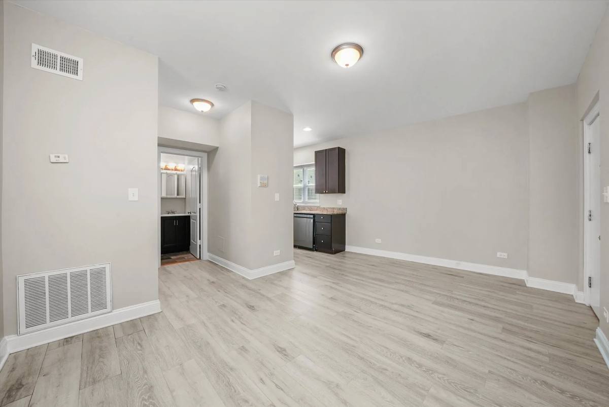 Apartment for rent at 7340-62 N Hoyne Ave, Chicago, IL 60645