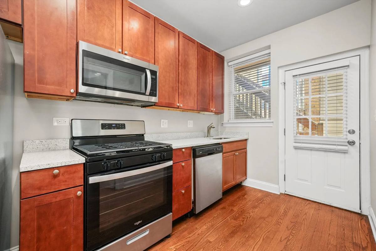 Apartment for rent at 7340 N Hoyne Ave, Chicago, IL 60645