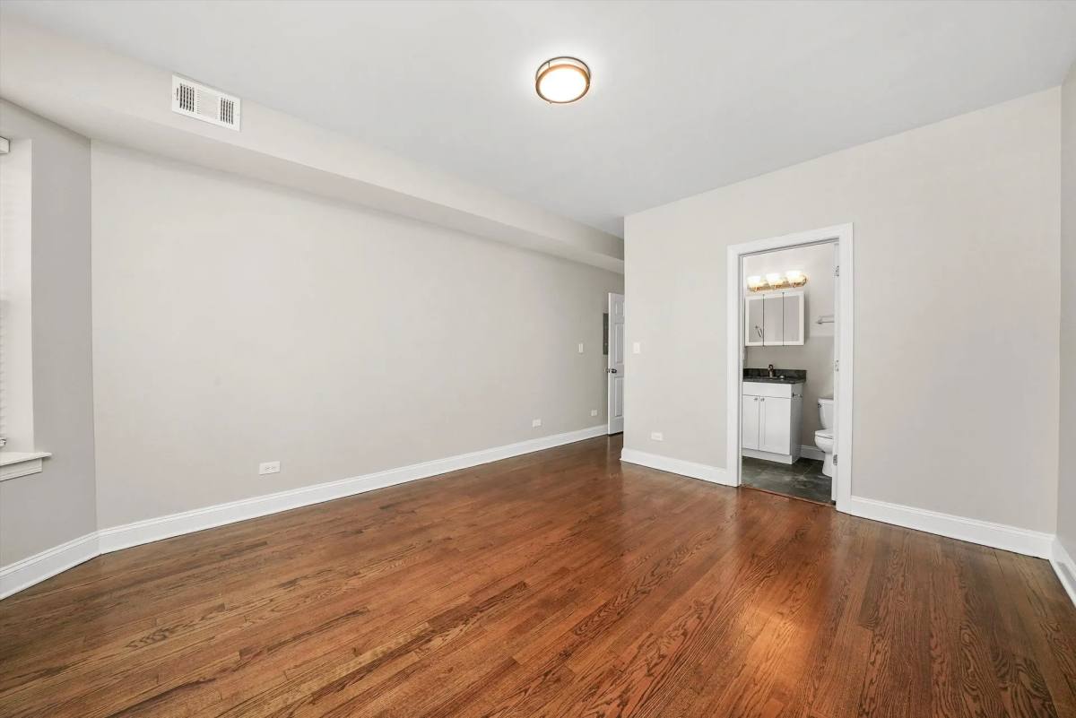Apartment for rent at 7340 N Hoyne Ave, Chicago, IL 60645
