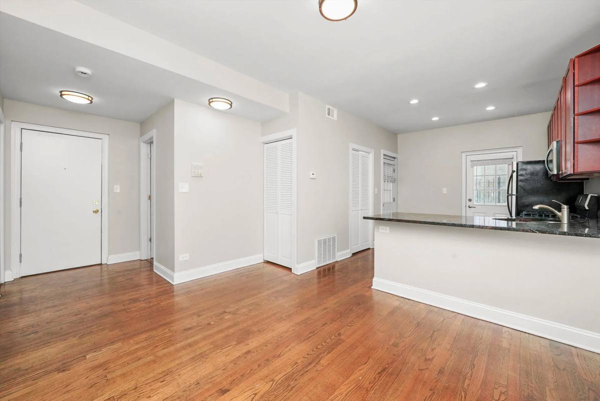 Apartment for rent at 7340 N Hoyne Ave, Chicago, IL 60645