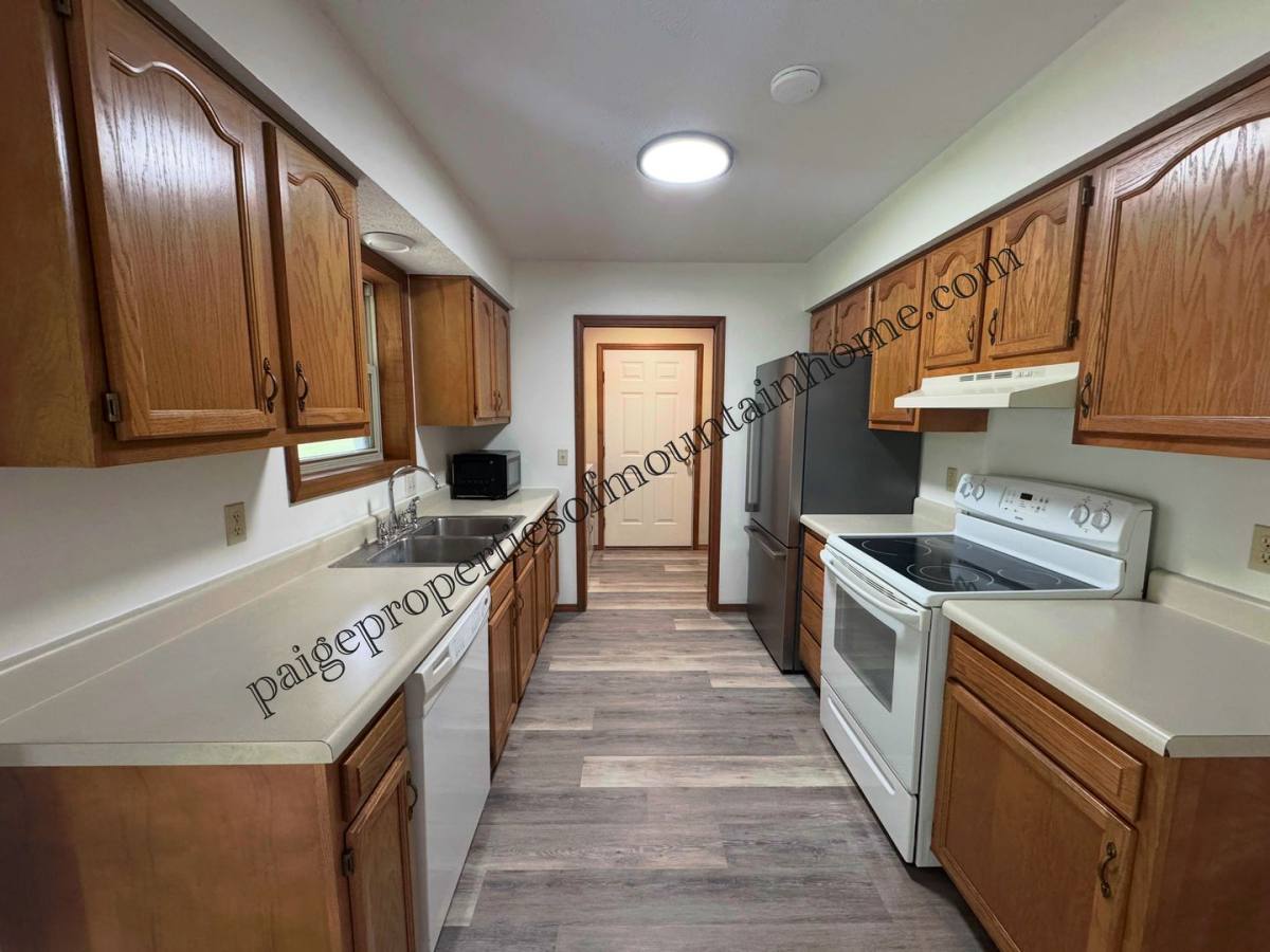 House for rent at 313 Bomber Blvd, Mountain Home, AR 72653