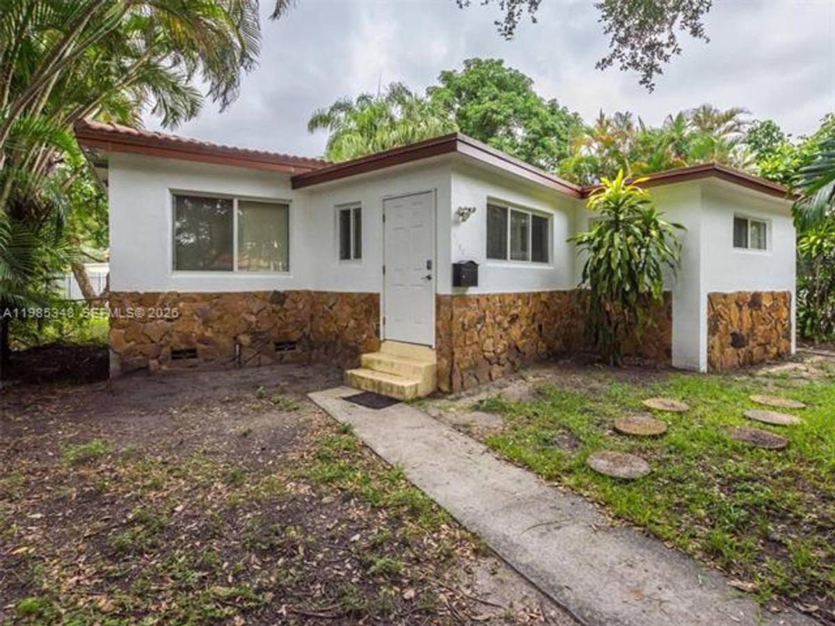 House for rent at 6300 NW 41st St, Miami, FL 33166