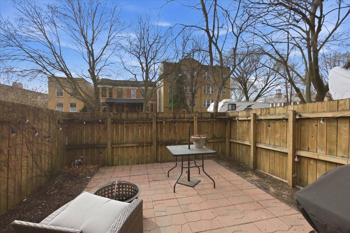 Townhouse for rent at 1631 Belle Plaine #TH, Chicago, IL 60613