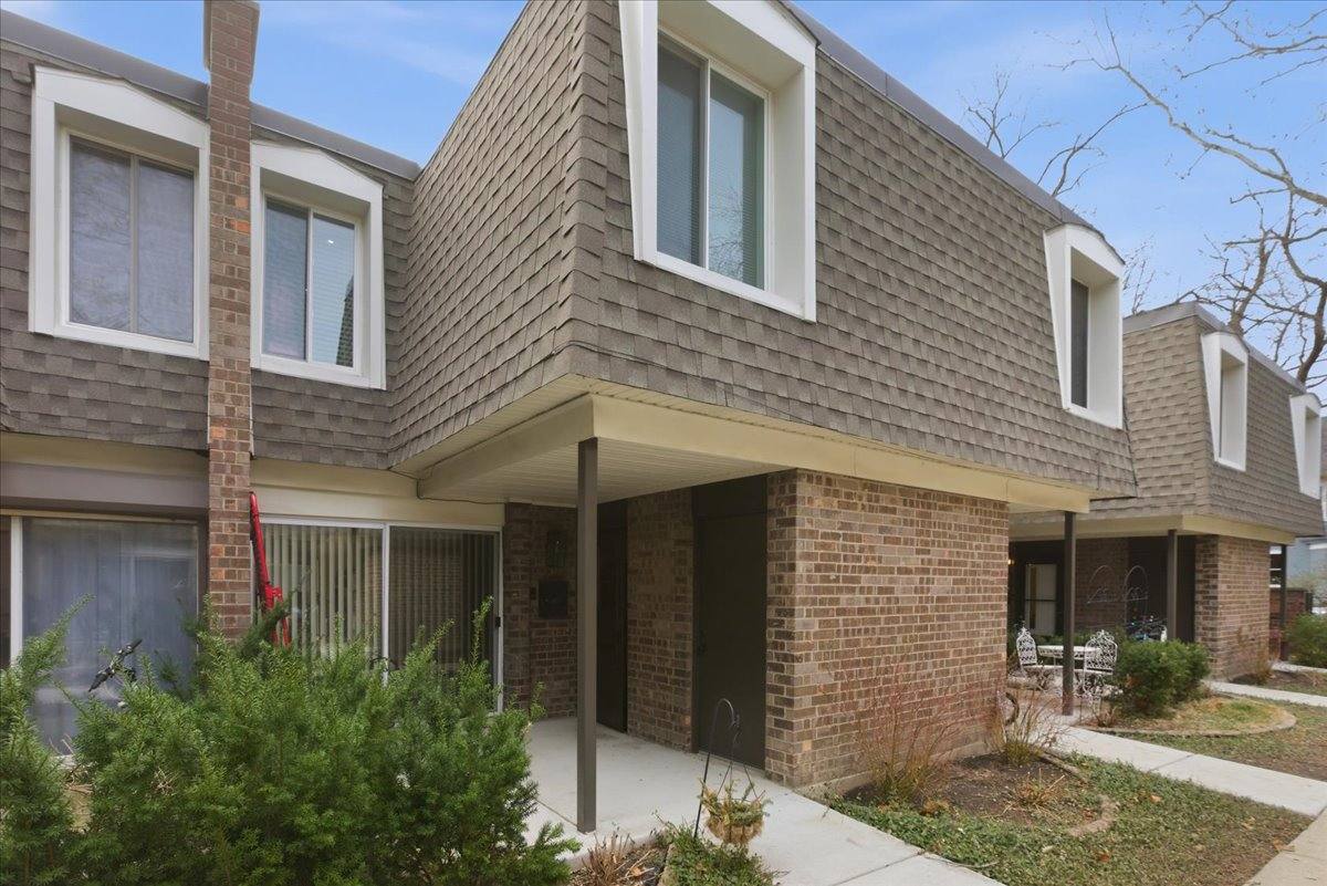 Townhouse for rent at 1631 Belle Plaine #TH, Chicago, IL 60613