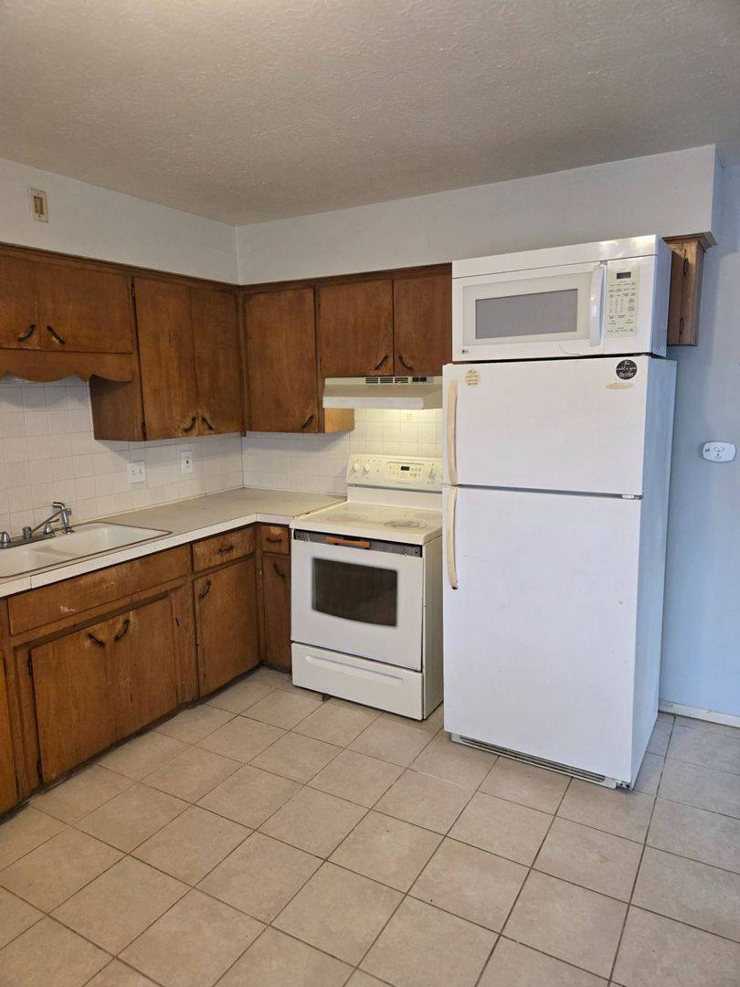 Apartment for rent at 2264 SW 5th St, Akron, OH 44314