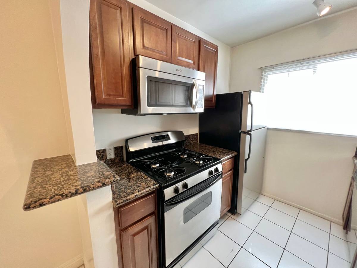 Apartment for rent at 12504 Venice Blvd, Los Angeles, CA 90066