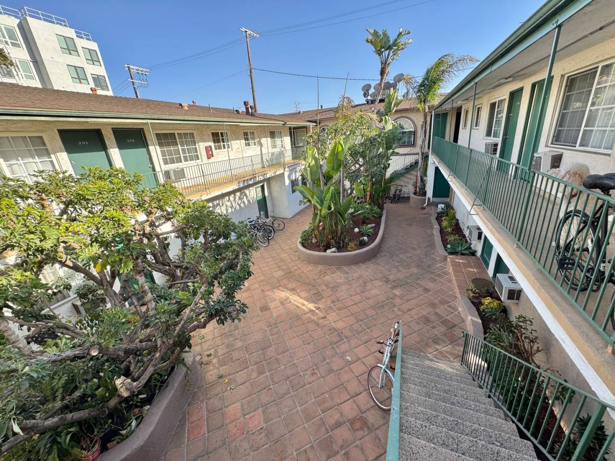 Apartment for rent at 12504 Venice Blvd, Los Angeles, CA 90066