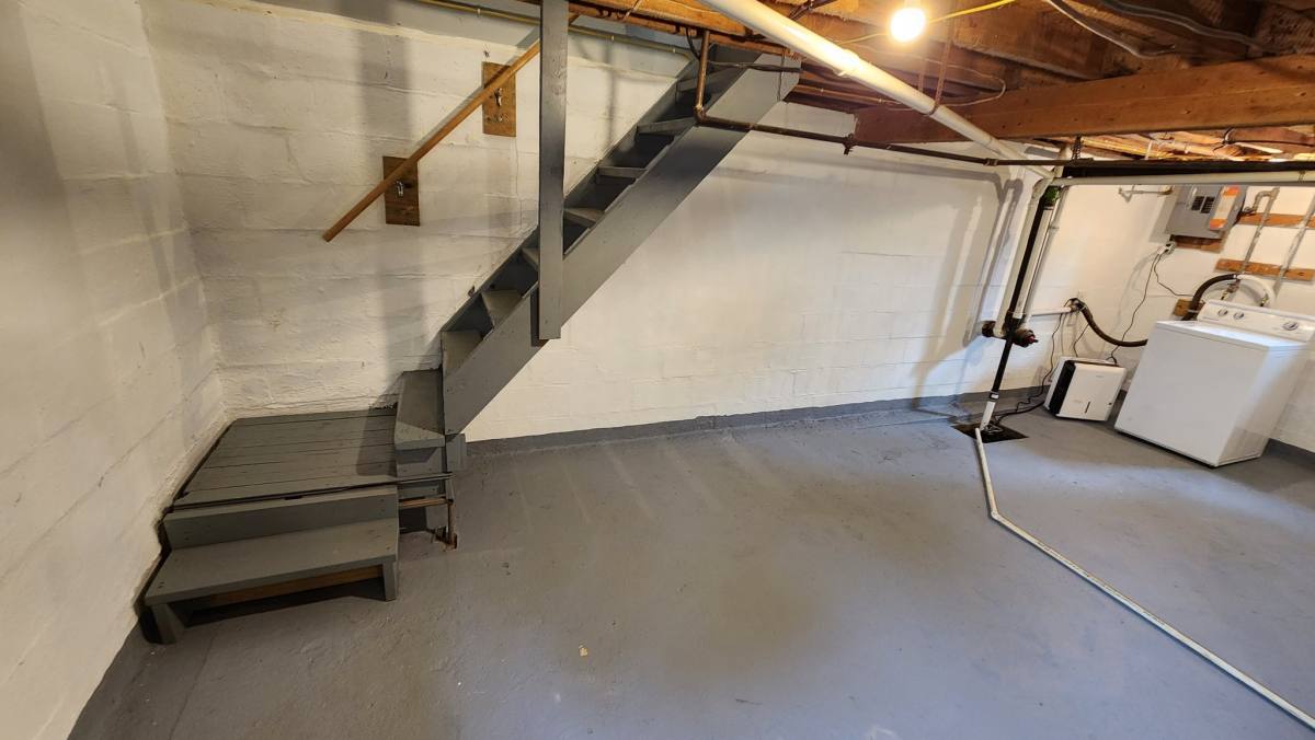 House for rent at 1718 N St, Sterling, IL 61081