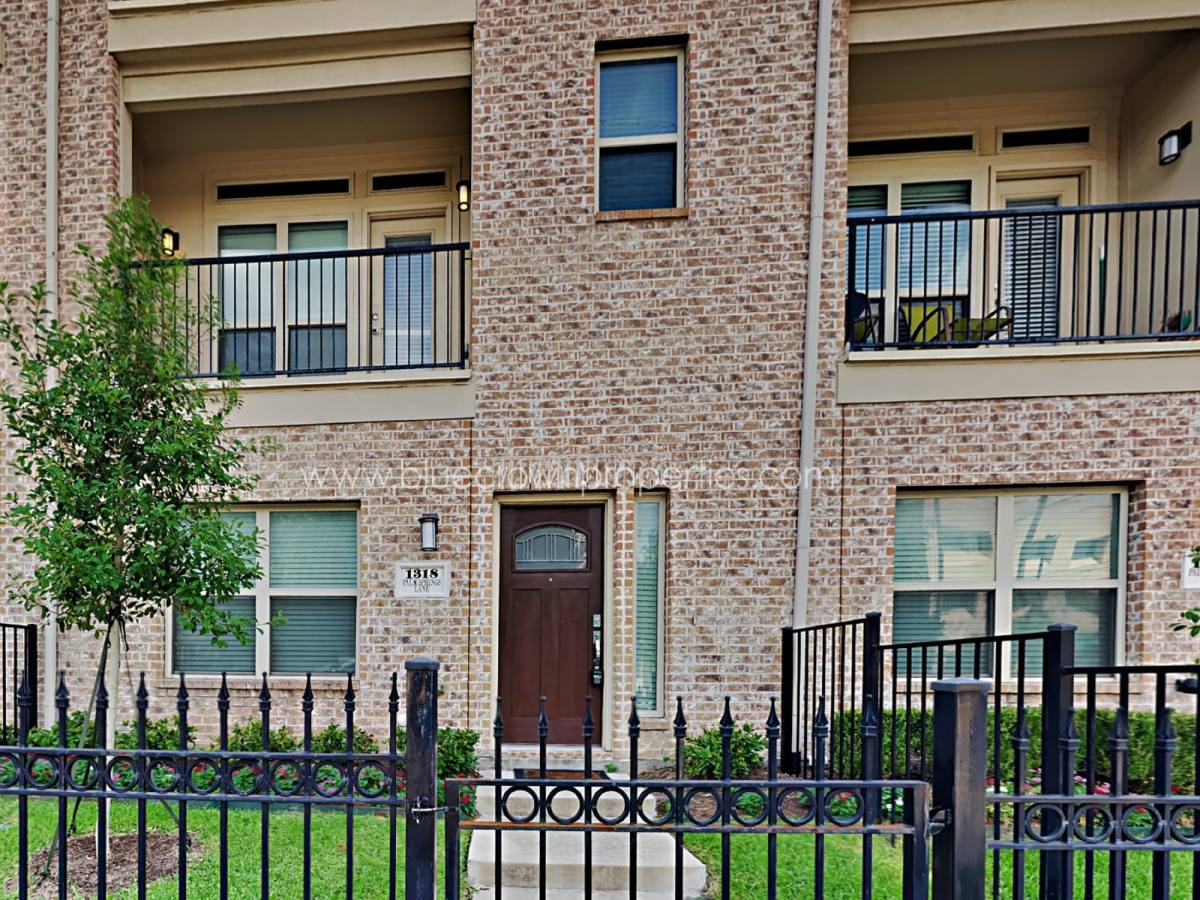 Townhouse for rent at 1318 Palm Springs Lane, Dallas, TX 75204