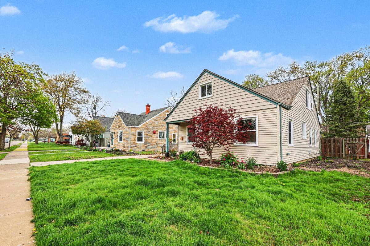 House for rent at 21727 California St, Saint Clair Shores, MI 48080