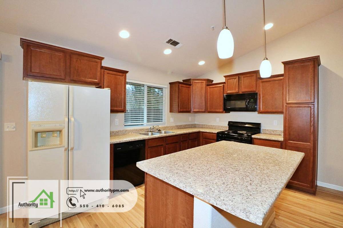 House for rent at 2381 Yellow Finch Way, Anderson, CA 96007