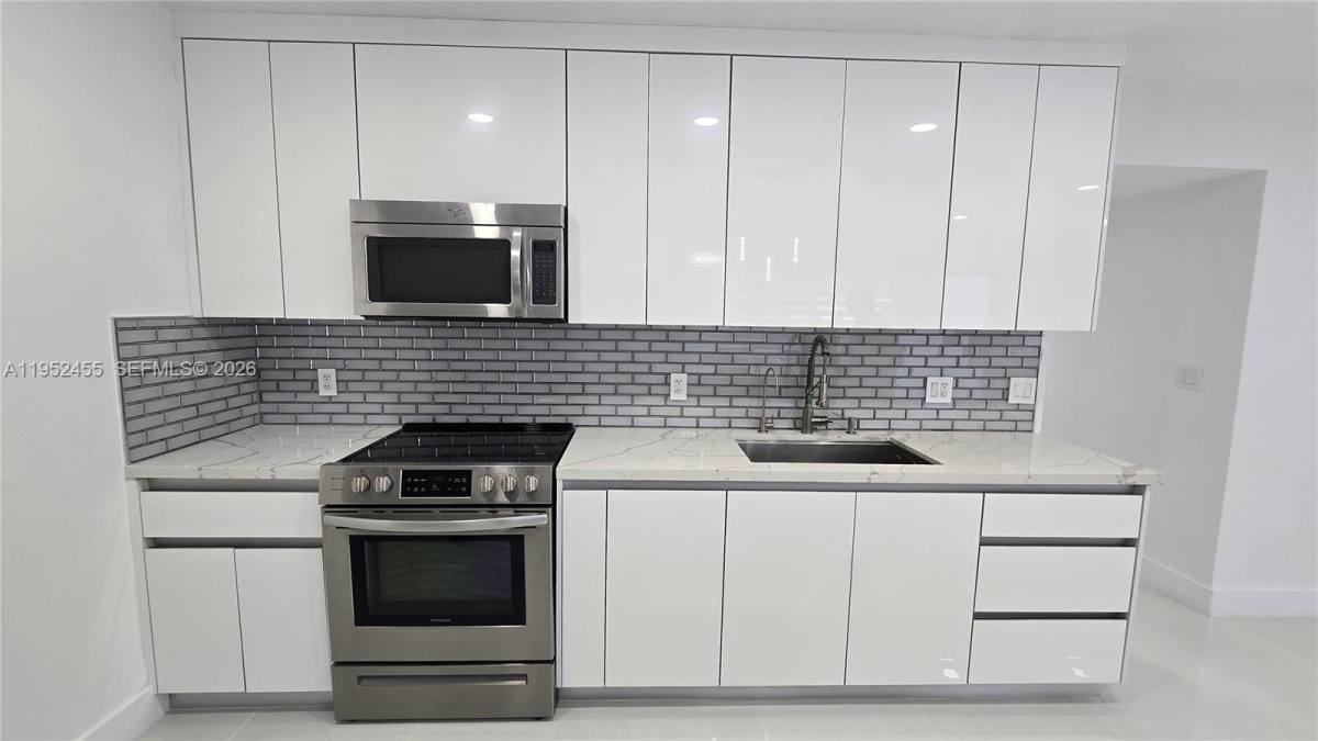 Townhouse for rent at 1300 N 64th Ave, Hollywood, FL 33024