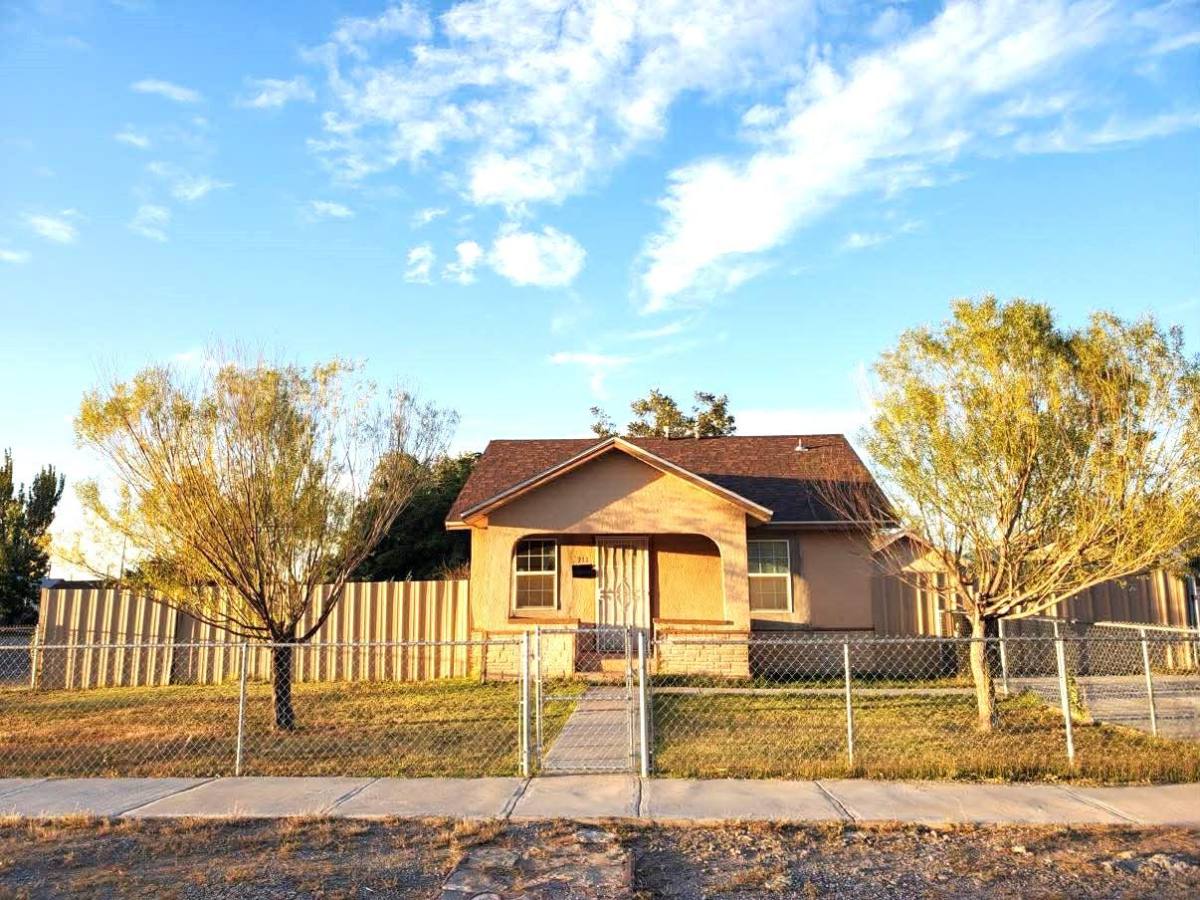 911 W Hendricks St, Roswell, NM 88203