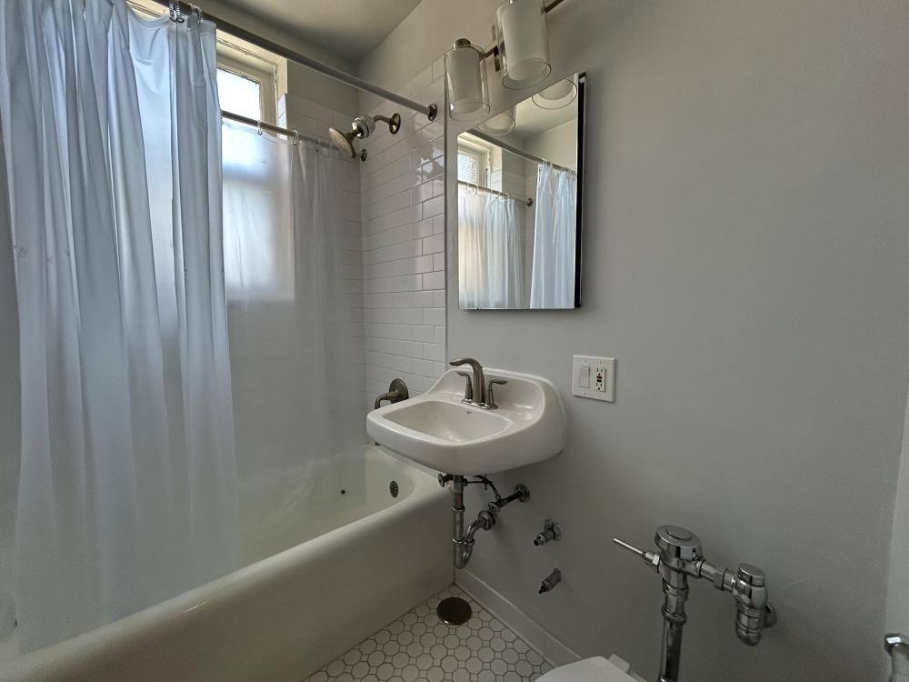 Apartment for rent at 535 W Cornelia, Chicago, IL 60657