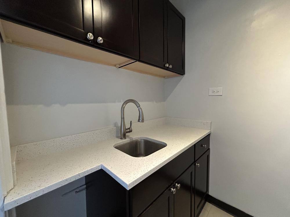 Apartment for rent at 535 W Cornelia, Chicago, IL 60657