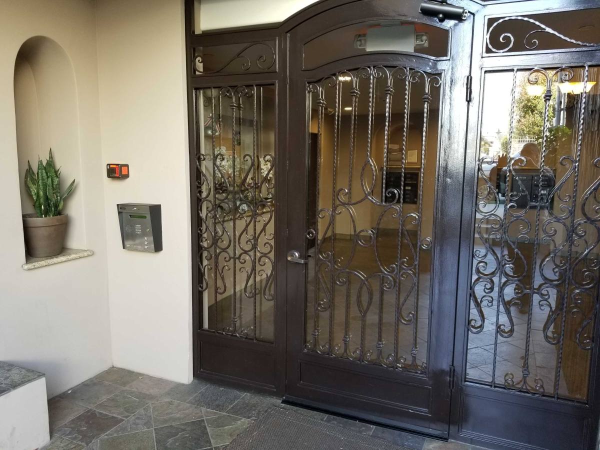 Apartment for rent at 10960 Bloomfield St #PH-11, North Hollywood, CA 91602