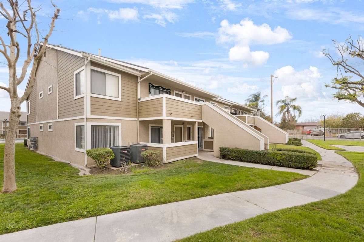 Apartment for rent at 904 Fairway Dr, Colton, CA 92324