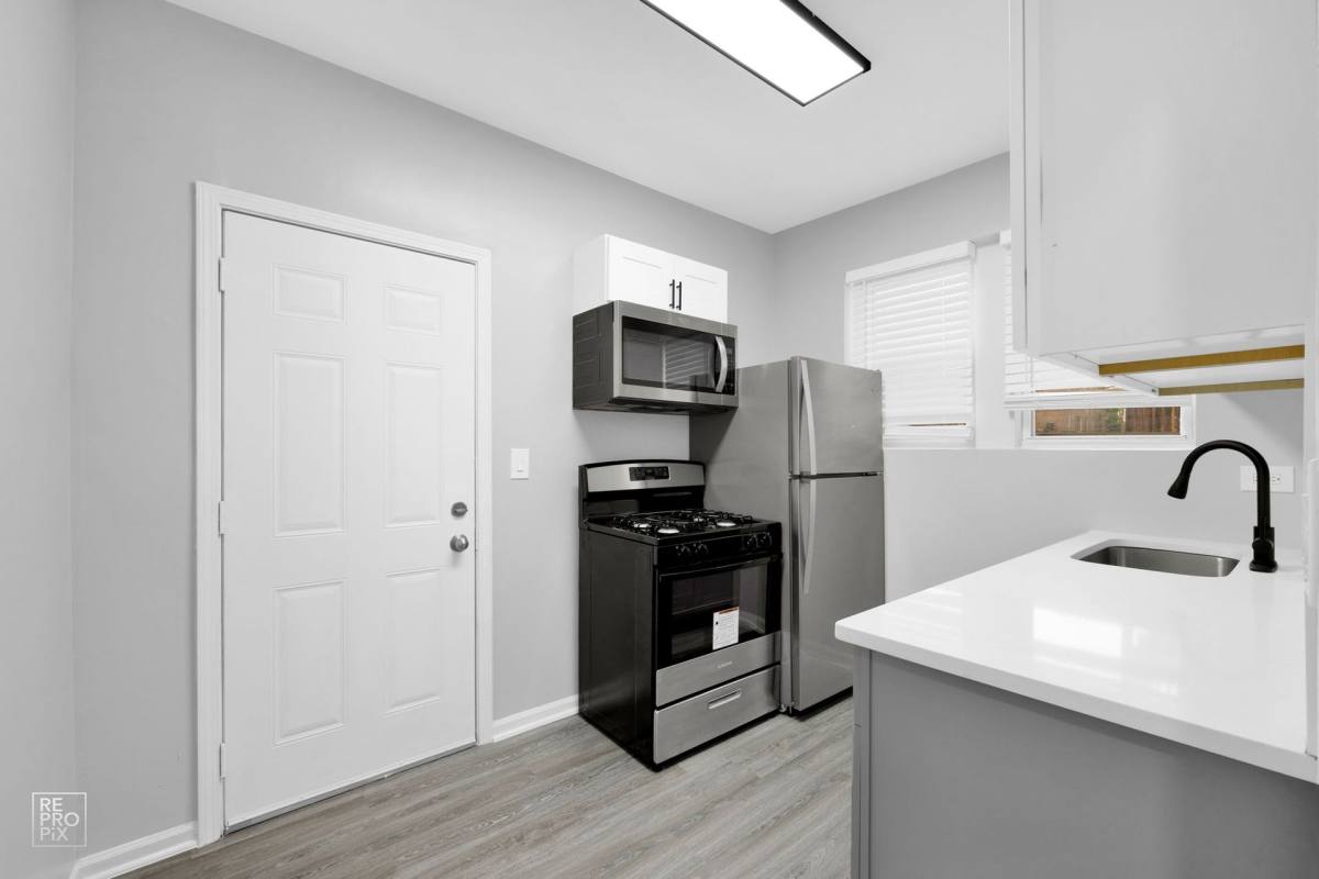 7028 S Clyde, Chicago, IL 60649 - Apartment for Rent - Image 3