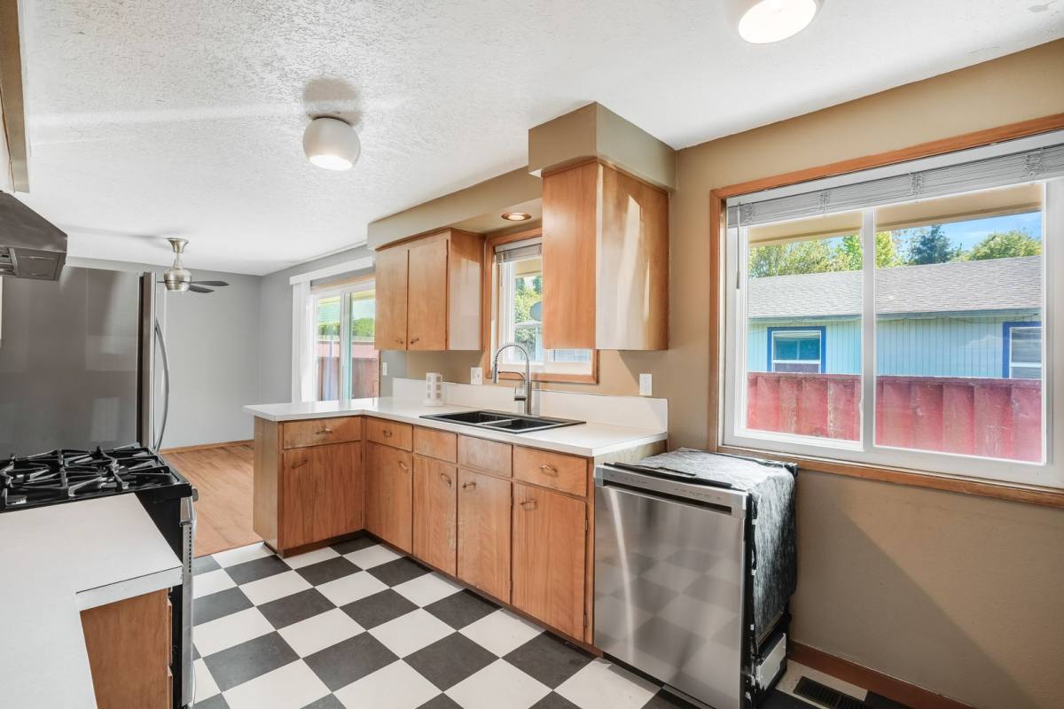 House for rent at 3210 SE Sherrett St, Portland, OR 97222